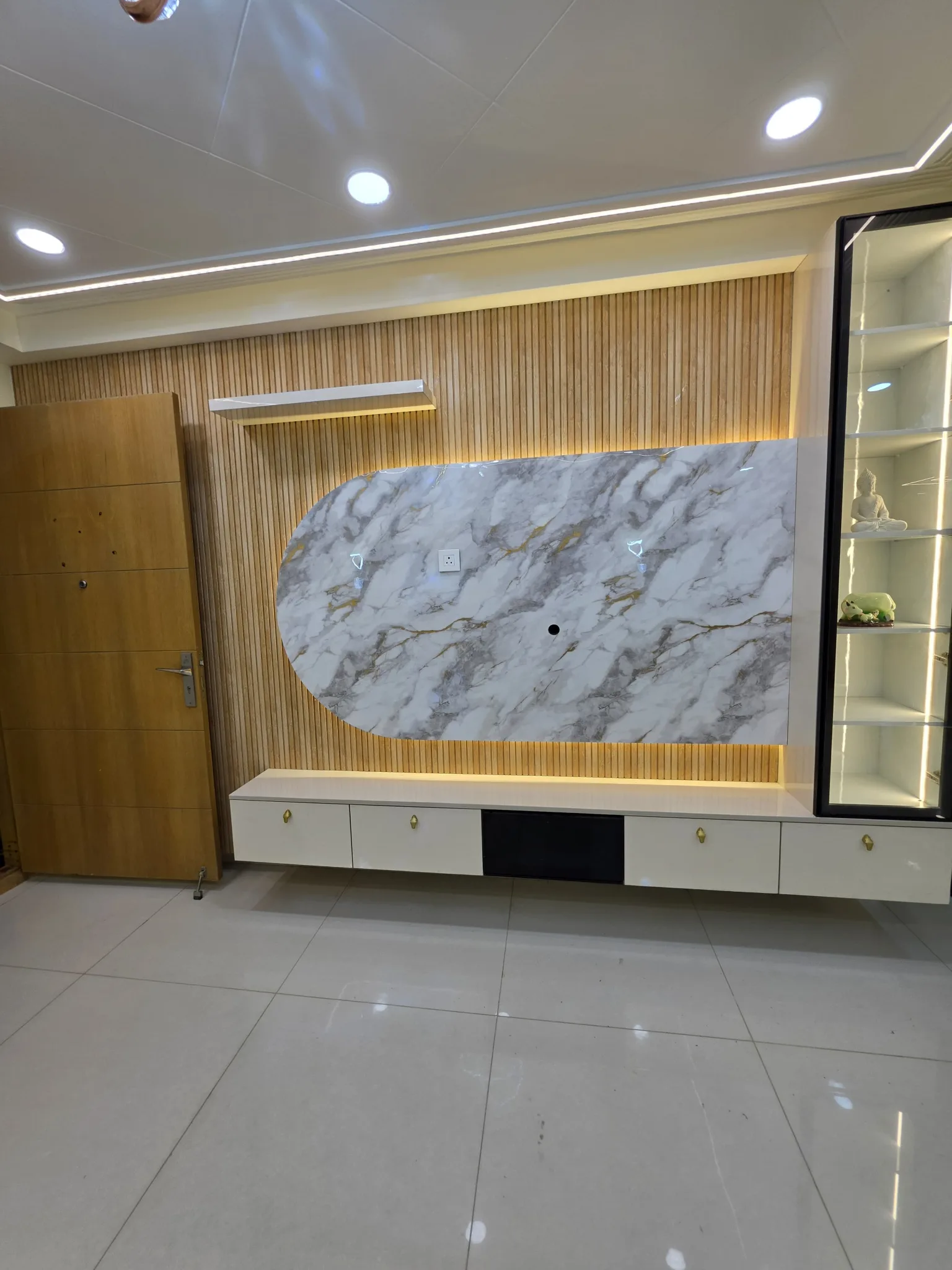 1 Room in a 3BHK - Female Bachelors — Living room 2 of 12